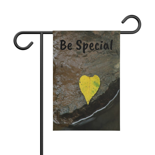 NN Garden Banner Yellow Heart Leaf